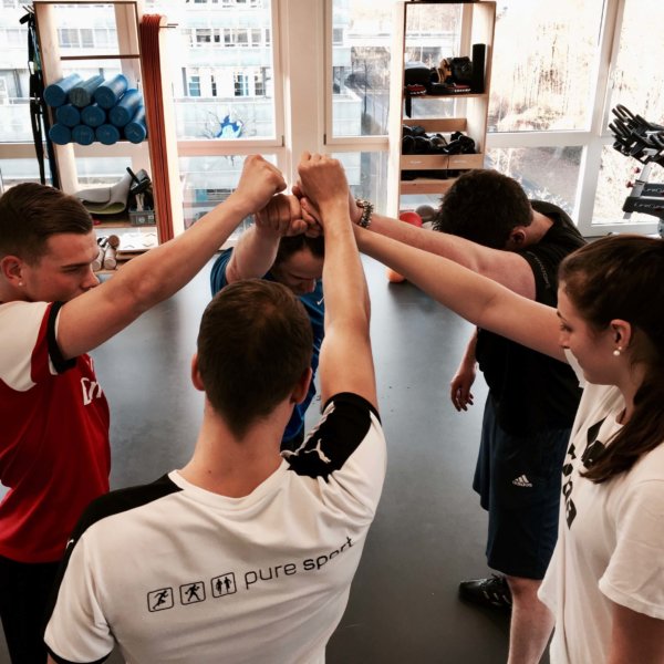 BGM Mobiliar 3 Gruppe im Kreis mit Fäusten zusammen